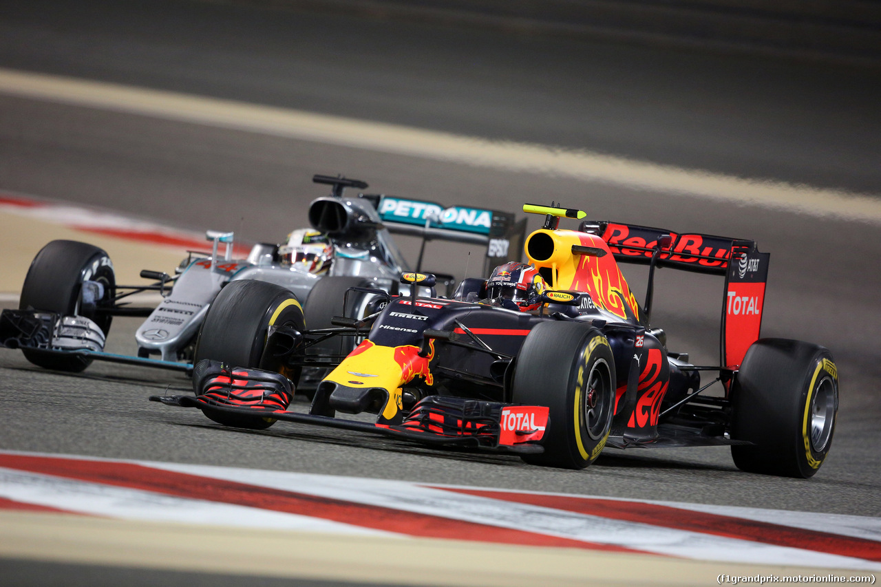 GP BAHRAIN, 03.04.2016 - Gara, Lewis Hamilton (GBR) Mercedes AMG F1 W07 Hybrid e Daniil Kvyat (RUS) Red Bull Racing RB12