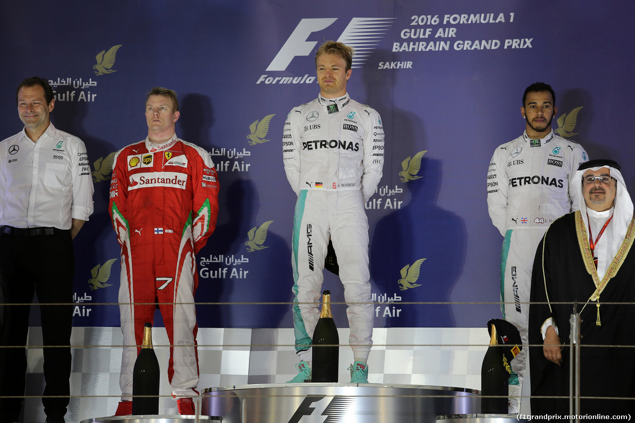 GP BAHRAIN, 03.04.2016 - Gara, 1st position Lewis Hamilton (GBR) Mercedes AMG F1 W07 Hybrid, secondo Kimi Raikkonen (FIN) Ferrari SF16-H, terzo Lewis Hamilton (GBR) Mercedes AMG F1 W07 Hybrid e Aldo Costa (ITA) Mercedes AMG F1 Engineering Director.