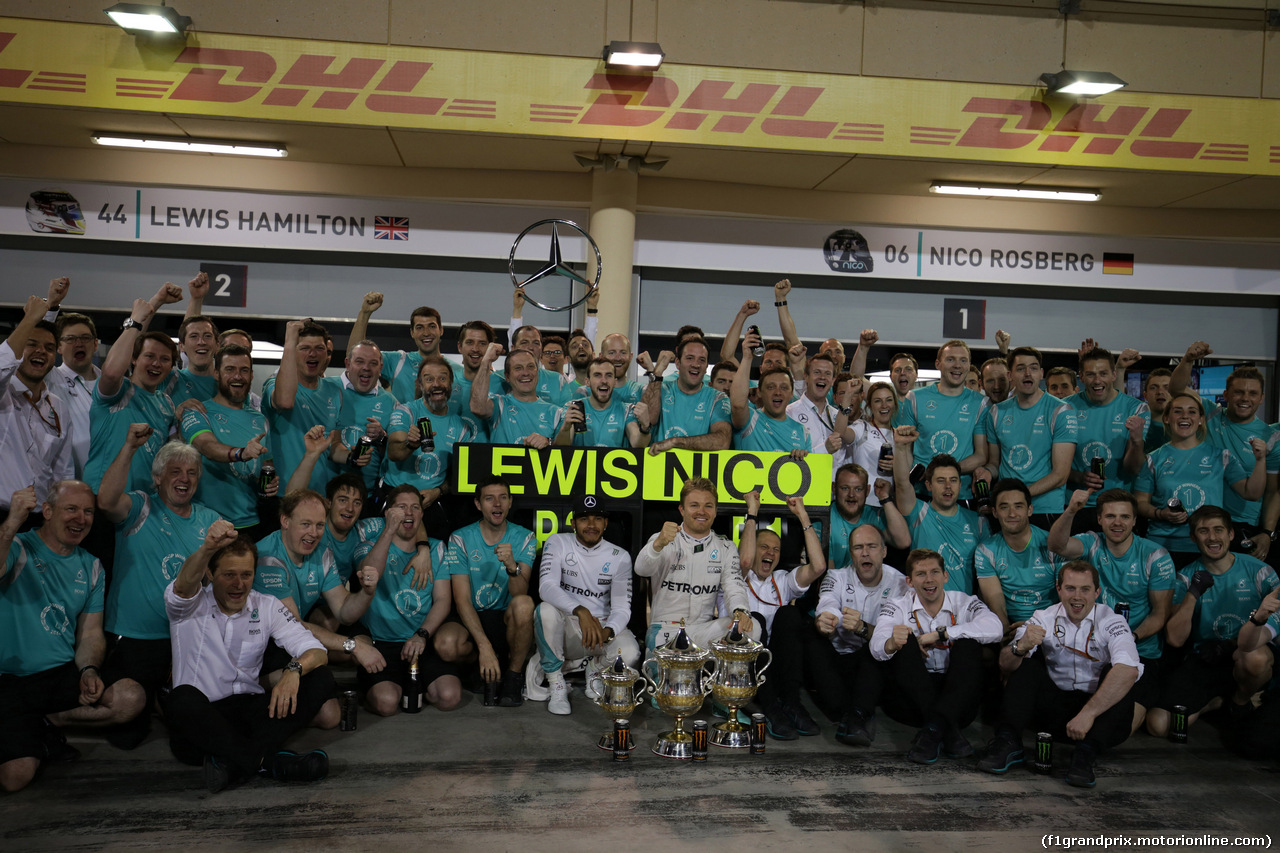 GP BAHRAIN, 03.04.2016 - Gara, Festeggiamenti, Nico Rosberg (GER) Mercedes AMG F1 W07 Hybrid vincitore e terzo Lewis Hamilton (GBR) Mercedes AMG F1 W07 Hybrid