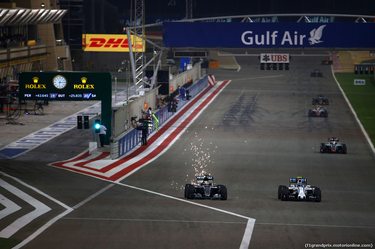 GP BAHRAIN, 03.04.2016 - Gara, Lewis Hamilton (GBR) Mercedes AMG F1 W07 Hybrid e Valtteri Bottas (FIN) Williams FW38