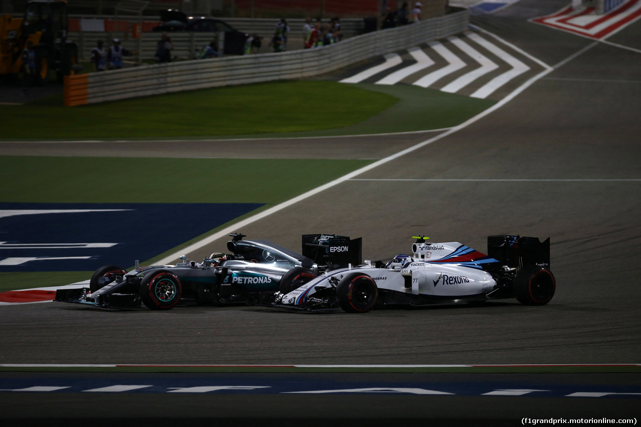 GP BAHRAIN, 03.04.2016 - Gara, Lewis Hamilton (GBR) Mercedes AMG F1 W07 Hybrid e Valtteri Bottas (FIN) Williams FW38