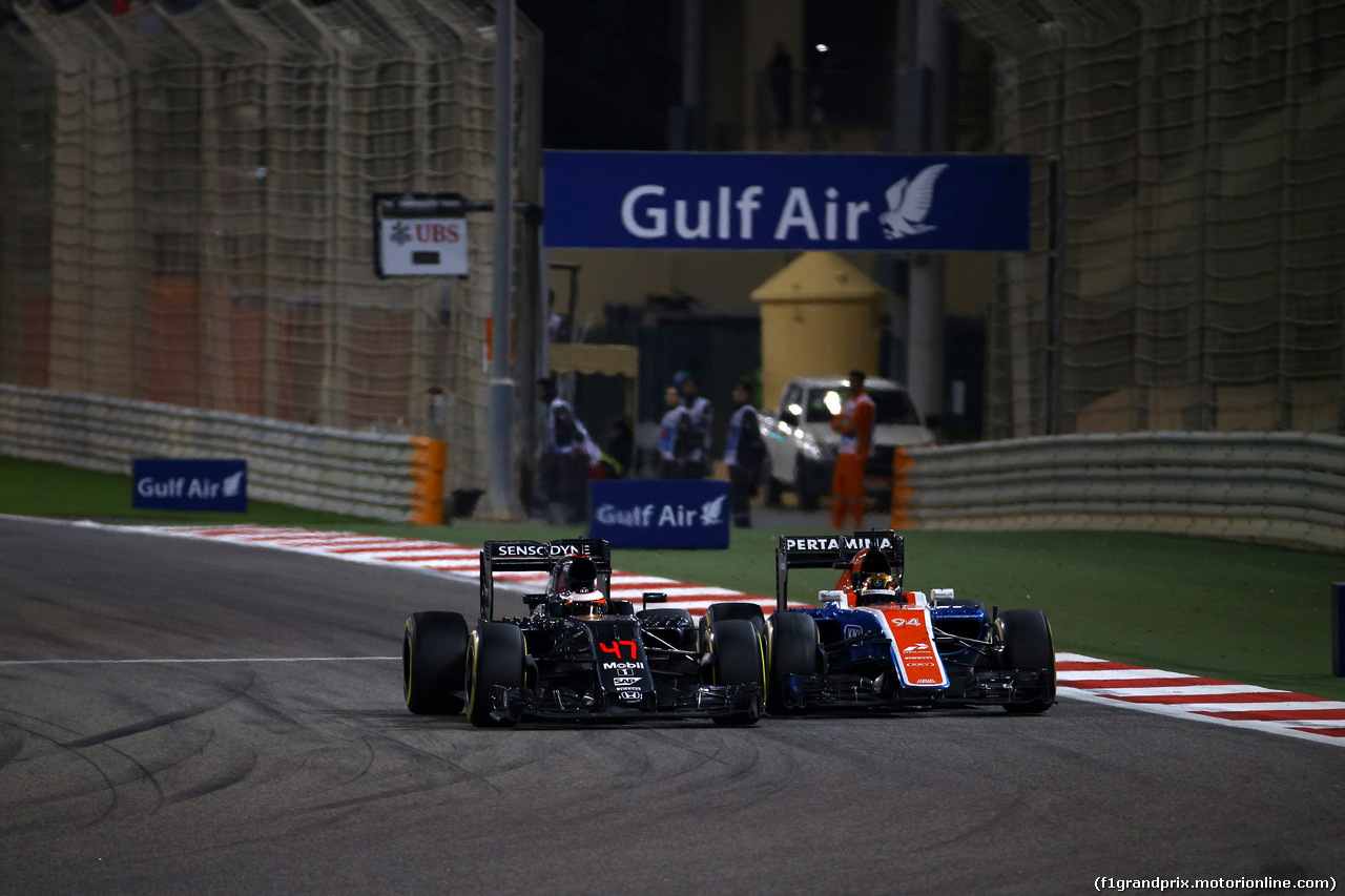 GP BAHRAIN, 03.04.2016 - Gara, Stoffel Vandoorne (BEL) McLaren Test e Reserve Driver e Pascal Wehrlein (GER) Manor Racing MRT05