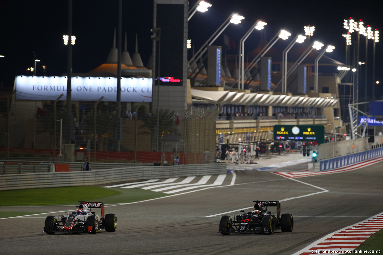 GP BAHRAIN, 03.04.2016 - Gara, Romain Grosjean (FRA) Haas F1 Team VF-16 e Stoffel Vandoorne (BEL) McLaren Test e Reserve Driver