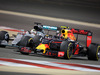GP BAHRAIN, 03.04.2016 - Gara, Lewis Hamilton (GBR) Mercedes AMG F1 W07 Hybrid e Daniil Kvyat (RUS) Red Bull Racing RB12