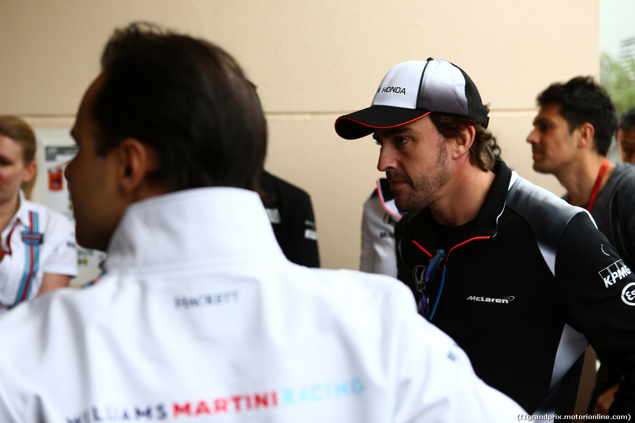 GP BAHRAIN, 31.03.2016 - Felipe Massa (BRA) Williams FW38 e Fernando Alonso (ESP) McLaren Honda MP4-31