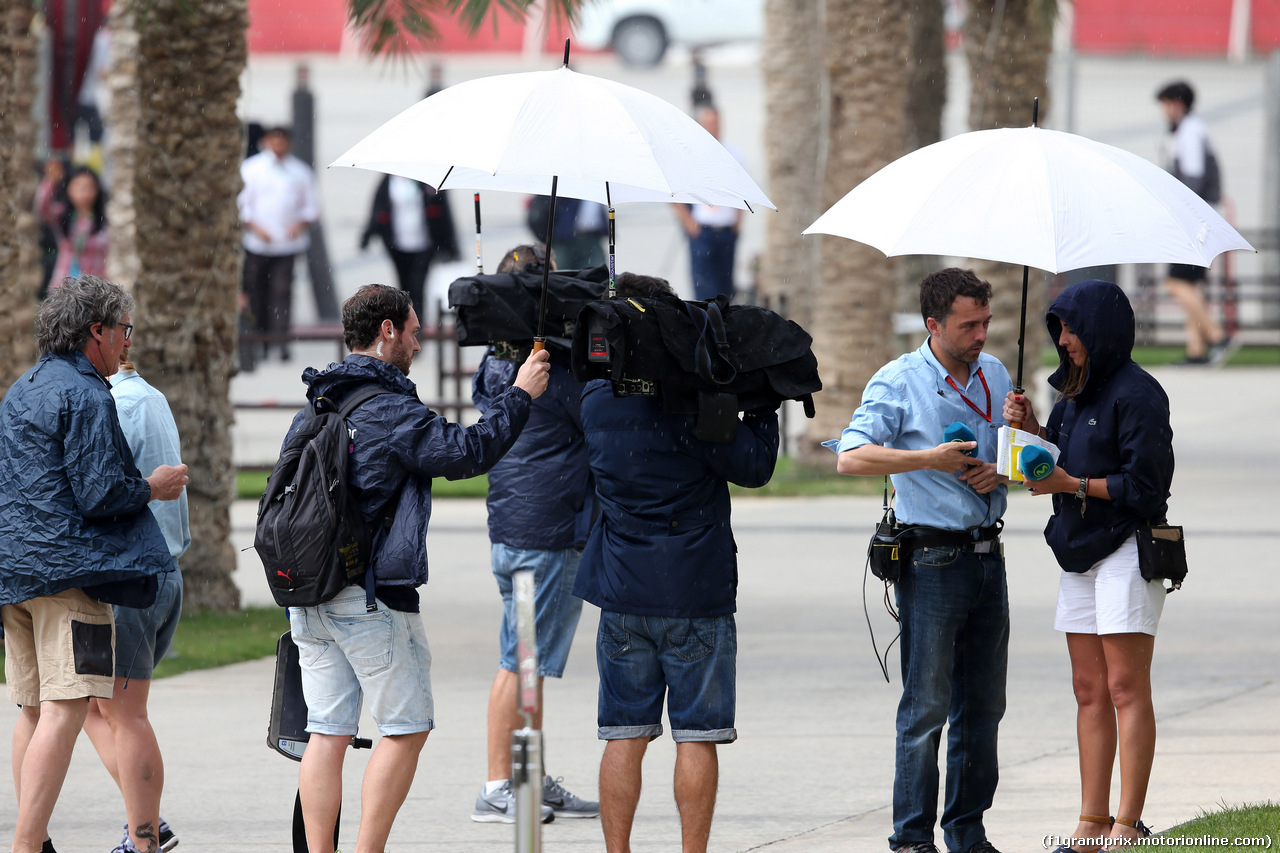 GP BAHRAIN, 31.03.2016 - Raining in Sakhir.