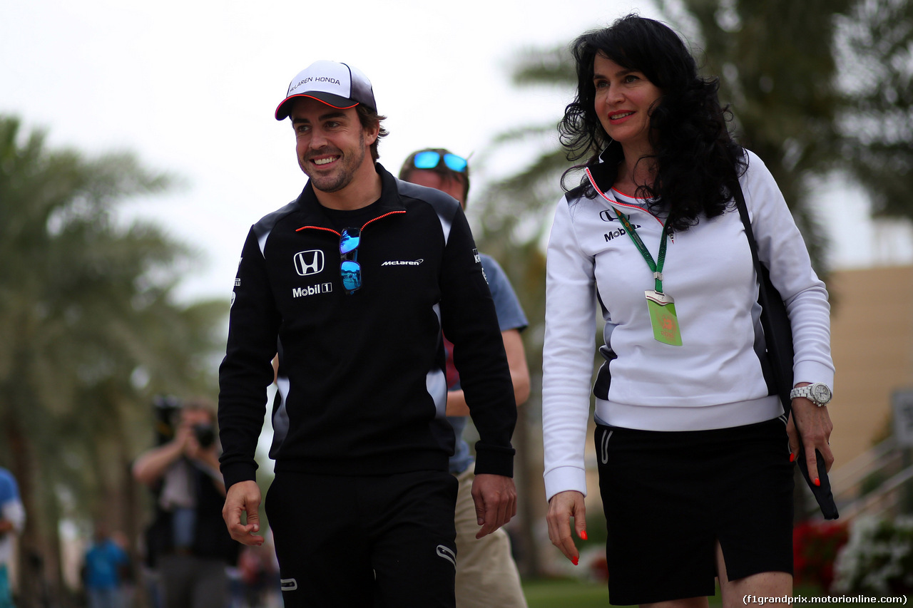 GP BAHRAIN, 31.03.2016 - Fernando Alonso (ESP) McLaren Honda MP4-31 e Silvia Frangipane Hoffer (ITA) Mclaren PR Officer