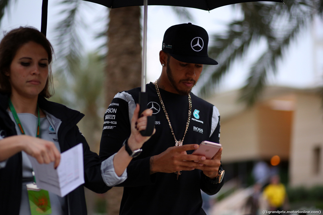 GP BAHRAIN, 31.03.2016 - Lewis Hamilton (GBR) Mercedes AMG F1 W07 Hybrid