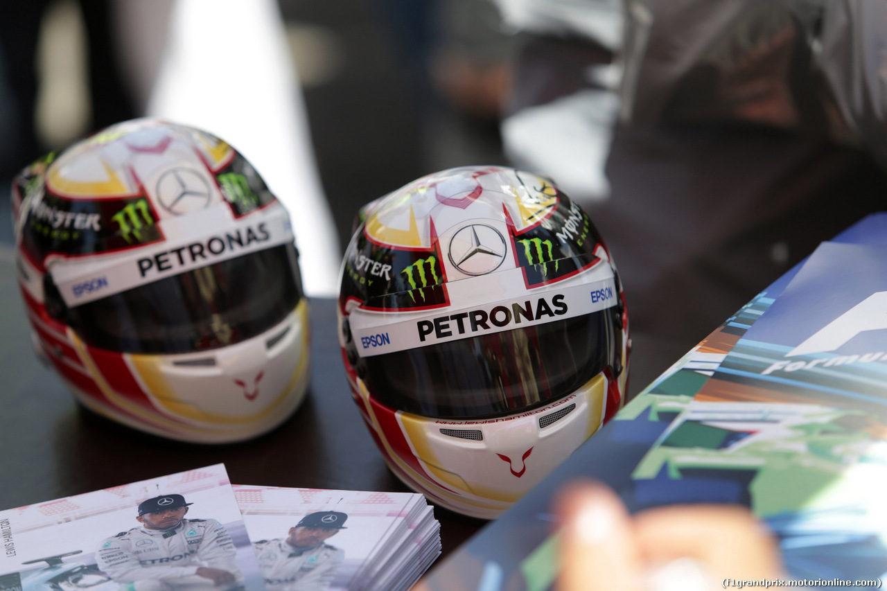 GP BAHRAIN, 02.04.2016 - Autograph session, Lewis Hamilton (GBR) Mercedes AMG F1 W07 Hybrid
