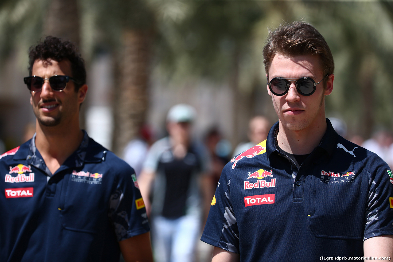 GP BAHRAIN, 02.04.2016 - Daniel Ricciardo (AUS) Red Bull Racing RB12 e Daniil Kvyat (RUS) Red Bull Racing RB12