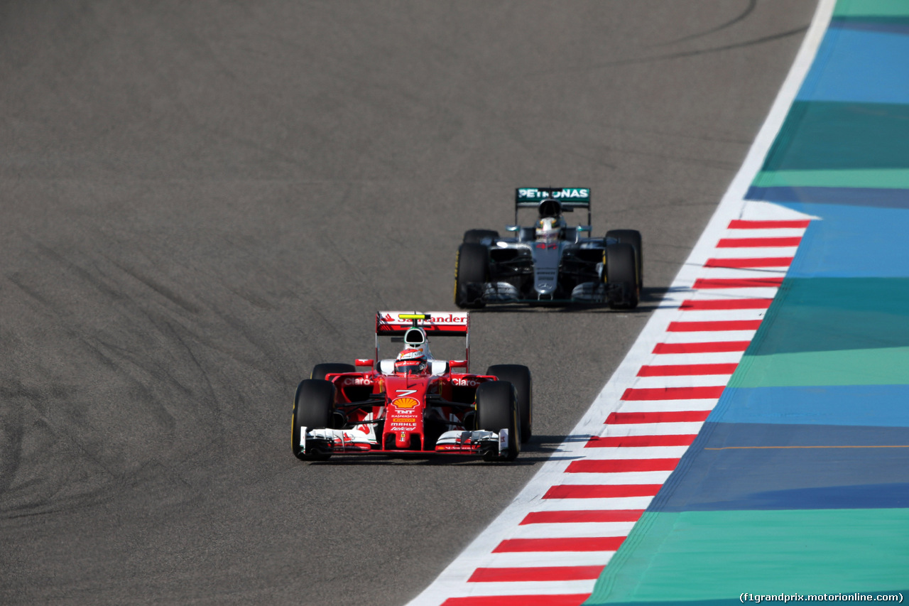 GP BAHRAIN, 02.04.2016 - Prove Libere 3, Kimi Raikkonen (FIN) Ferrari SF16-H davanti a Lewis Hamilton (GBR) Mercedes AMG F1 W07 Hybrid