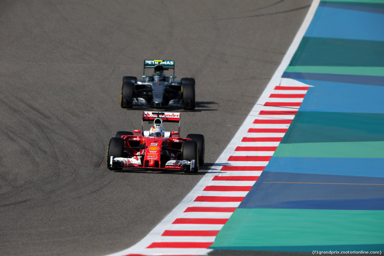 GP BAHRAIN, 02.04.2016 - Prove Libere 3, Sebastian Vettel (GER) Ferrari SF16-H davanti a Nico Rosberg (GER) Mercedes AMG F1 W07 Hybrid