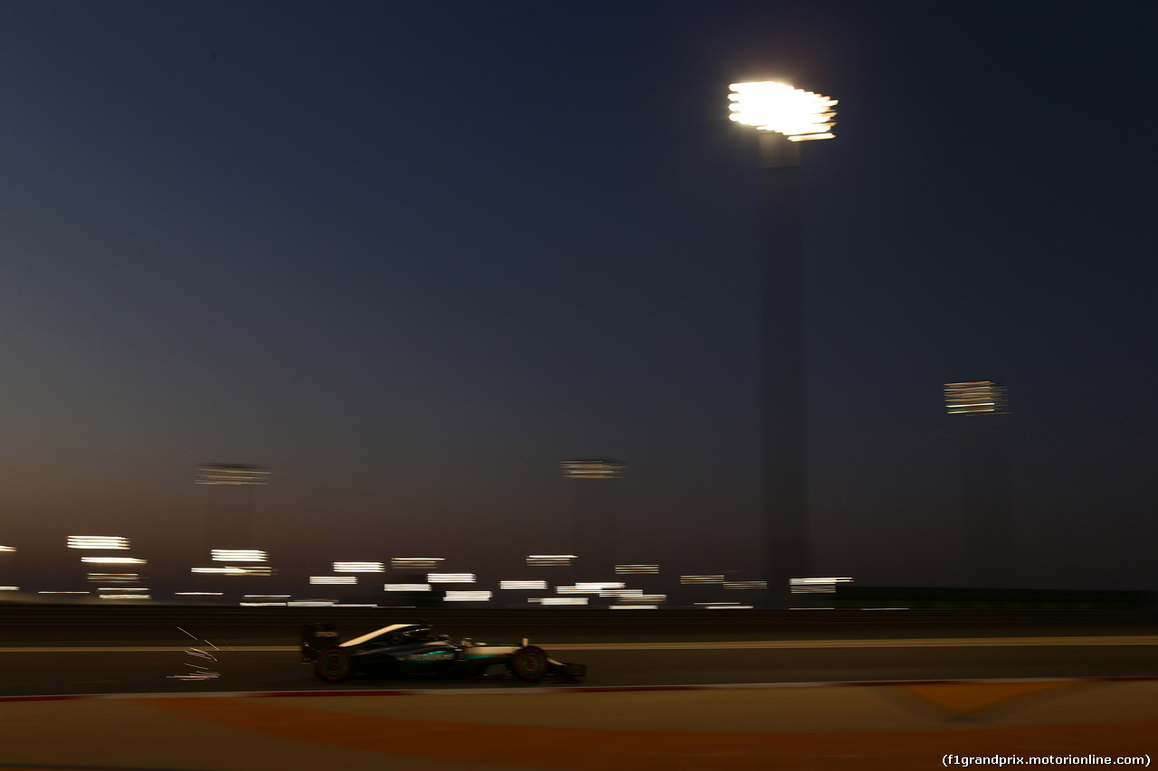 GP BAHRAIN, 02.04.2016 - Qualifiche, Lewis Hamilton (GBR) Mercedes AMG F1 W07 Hybrid