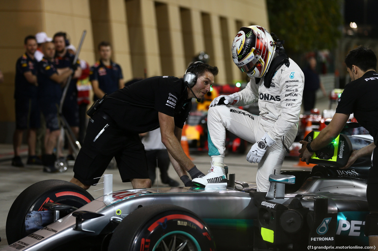 GP BAHRAIN, 02.04.2016 - Qualifiche, Lewis Hamilton (GBR) Mercedes AMG F1 W07 Hybrid pole position