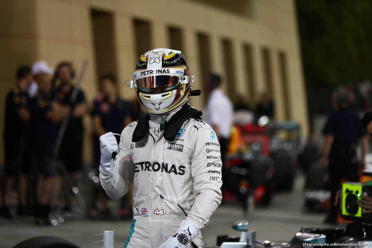 GP BAHRAIN, 02.04.2016 - Qualifiche, Lewis Hamilton (GBR) Mercedes AMG F1 W07 Hybrid pole position