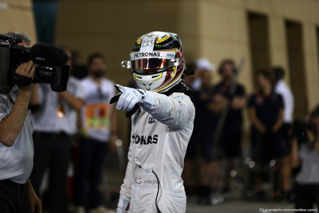GP BAHRAIN, 02.04.2016 - Qualifiche, Lewis Hamilton (GBR) Mercedes AMG F1 W07 Hybrid pole position