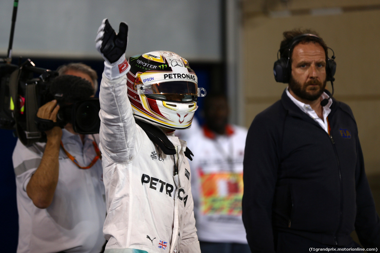 GP BAHRAIN, 02.04.2016 - Qualifiche, Lewis Hamilton (GBR) Mercedes AMG F1 W07 Hybrid pole position