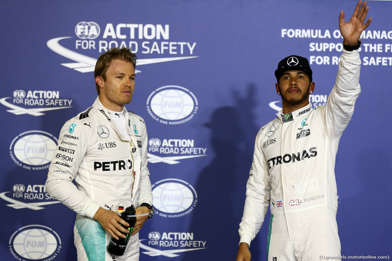 GP BAHRAIN, 02.04.2016 - Qualifiche, Lewis Hamilton (GBR) Mercedes AMG F1 W07 Hybrid pole position e secondo Nico Rosberg (GER) Mercedes AMG F1 W07 Hybrid