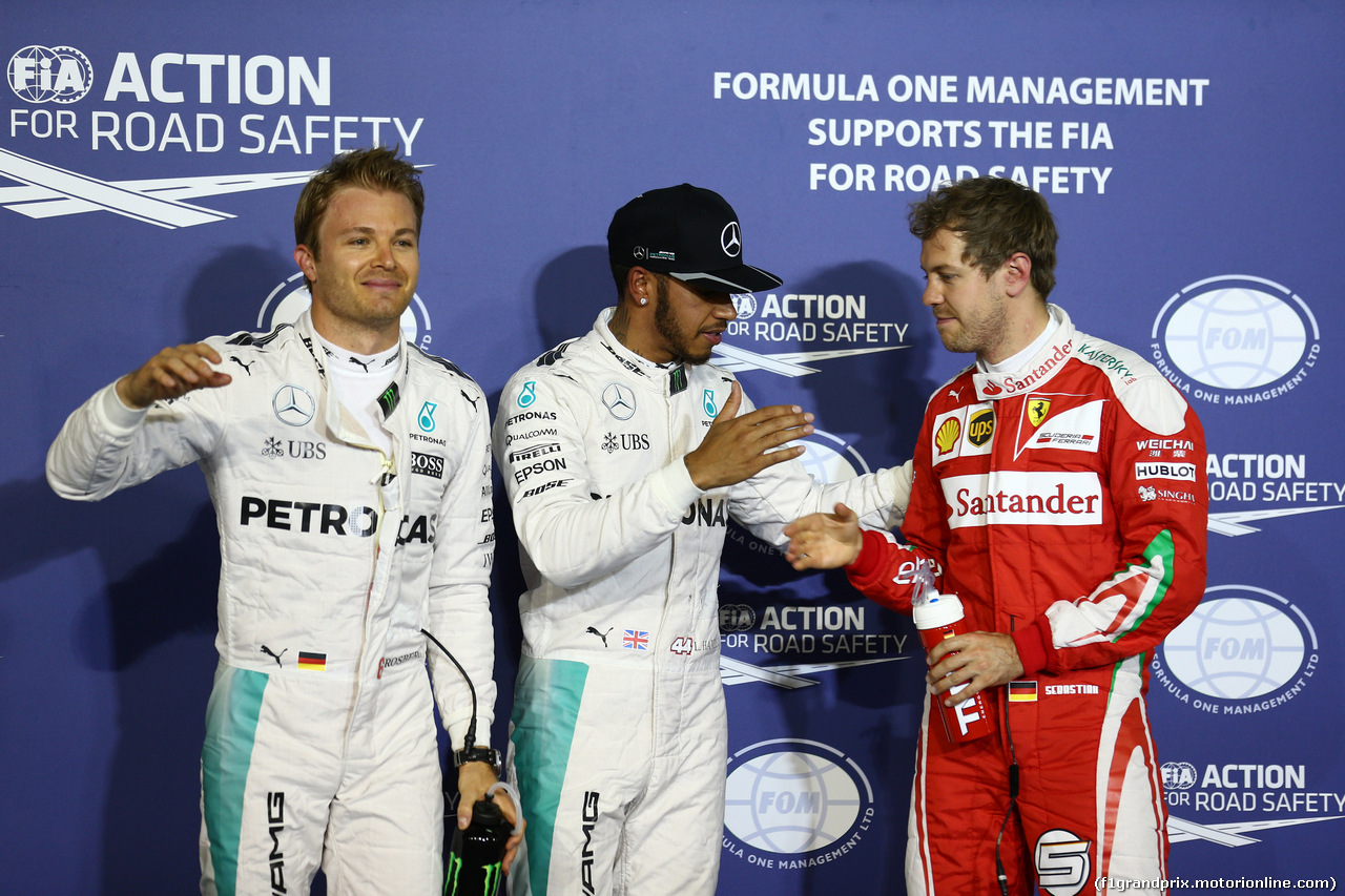 GP BAHRAIN, 02.04.2016 - Qualifiche, Lewis Hamilton (GBR) Mercedes AMG F1 W07 Hybrid pole position, secondo Nico Rosberg (GER) Mercedes AMG F1 W07 Hybrid e terzo Sebastian Vettel (GER) Ferrari SF16-H