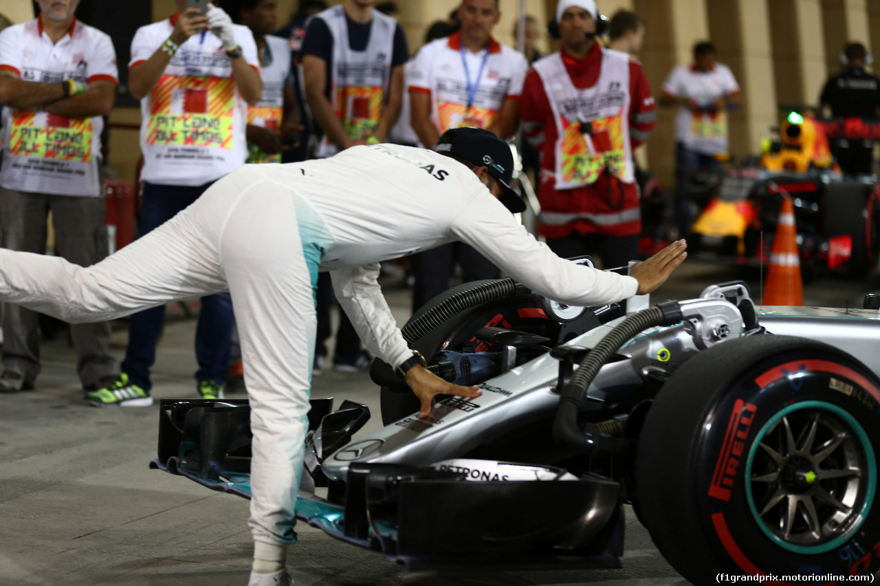 GP BAHRAIN, 02.04.2016 - Qualifiche, Lewis Hamilton (GBR) Mercedes AMG F1 W07 Hybrid pole position
