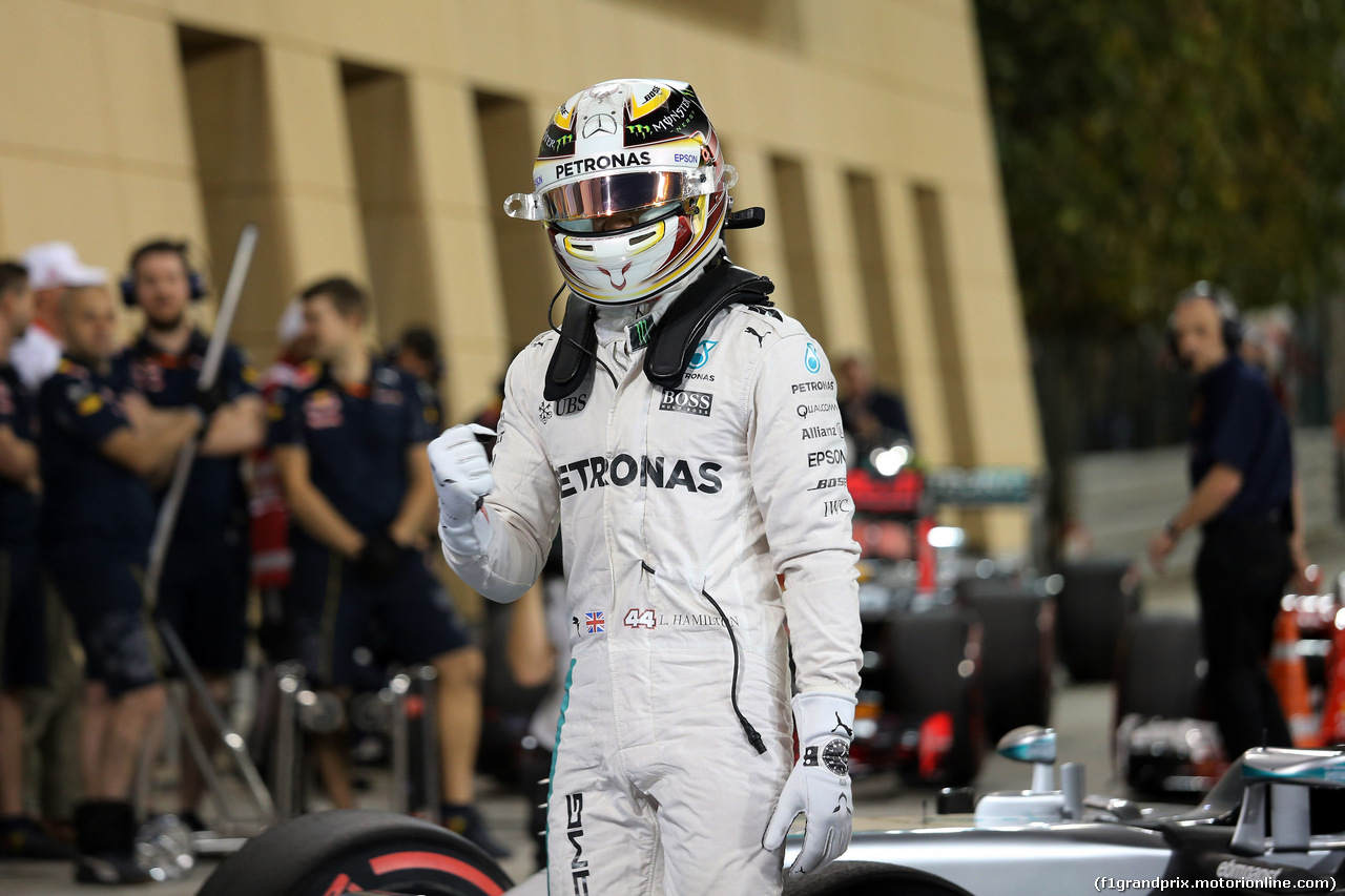 GP BAHRAIN, 02.04.2016 - Qualifiche, Lewis Hamilton (GBR) Mercedes AMG F1 W07 Hybrid pole position