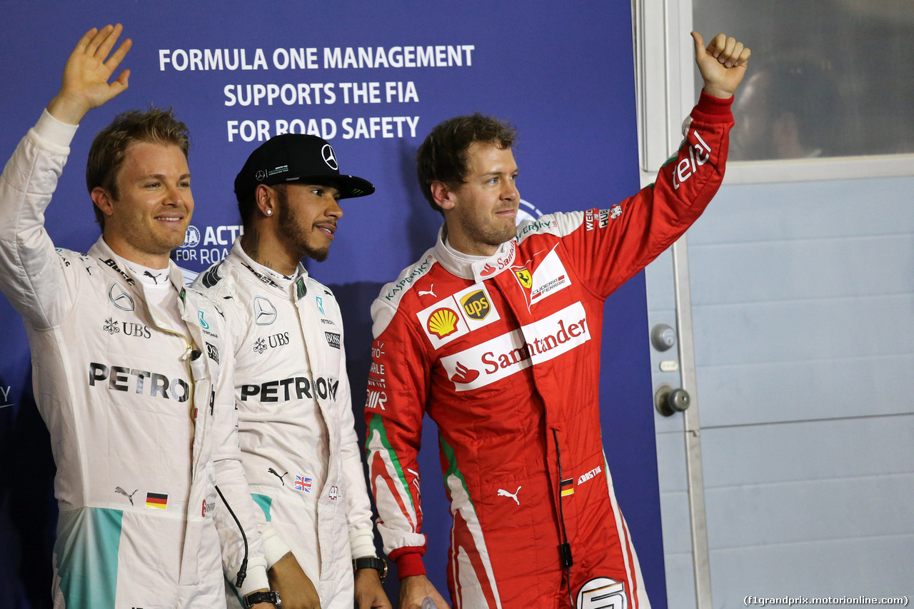 GP BAHRAIN, 02.04.2016 - Qualifiche, Lewis Hamilton (GBR) Mercedes AMG F1 W07 Hybrid pole position, secondo Nico Rosberg (GER) Mercedes AMG F1 W07 Hybrid e terzo Sebastian Vettel (GER) Ferrari SF16-H