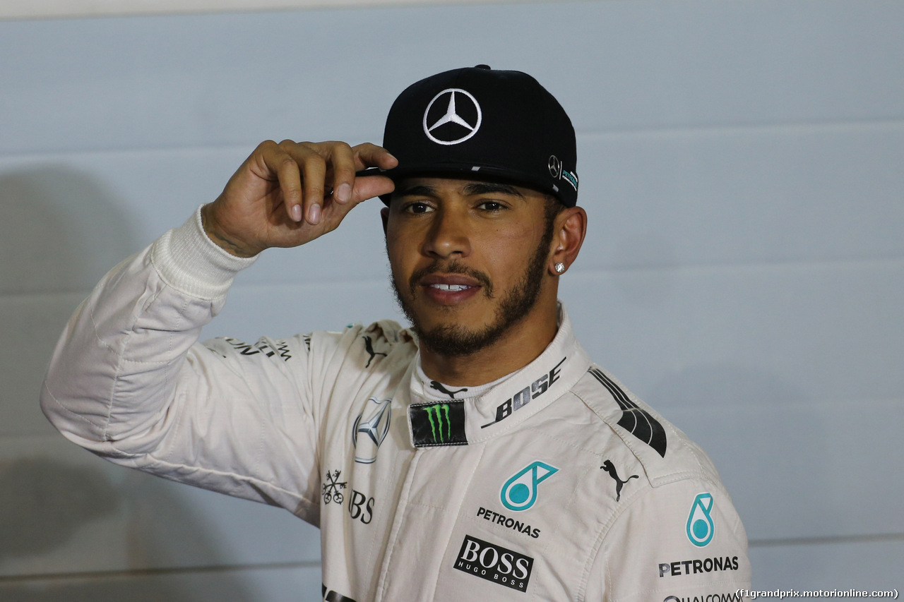 GP BAHRAIN, 02.04.2016 - Qualifiche, Lewis Hamilton (GBR) Mercedes AMG F1 W07 Hybrid pole position