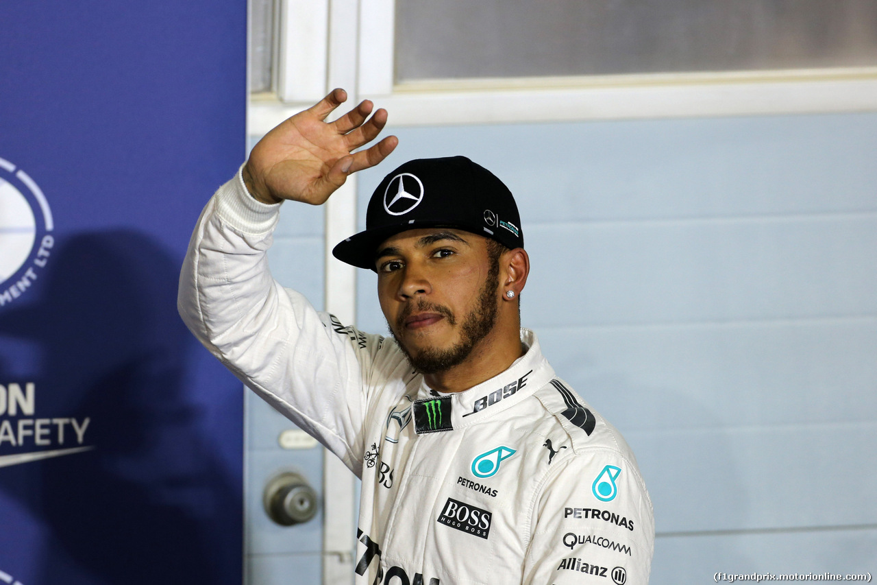 GP BAHRAIN, 02.04.2016 - Qualifiche, Lewis Hamilton (GBR) Mercedes AMG F1 W07 Hybrid pole position