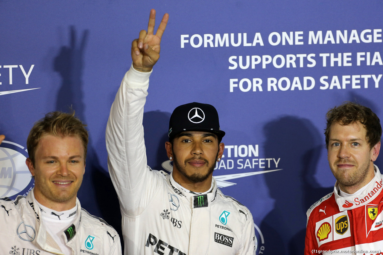 GP BAHRAIN, 02.04.2016 - Qualifiche, Lewis Hamilton (GBR) Mercedes AMG F1 W07 Hybrid pole position, secondo Nico Rosberg (GER) Mercedes AMG F1 W07 Hybrid e terzo Sebastian Vettel (GER) Ferrari SF16-H