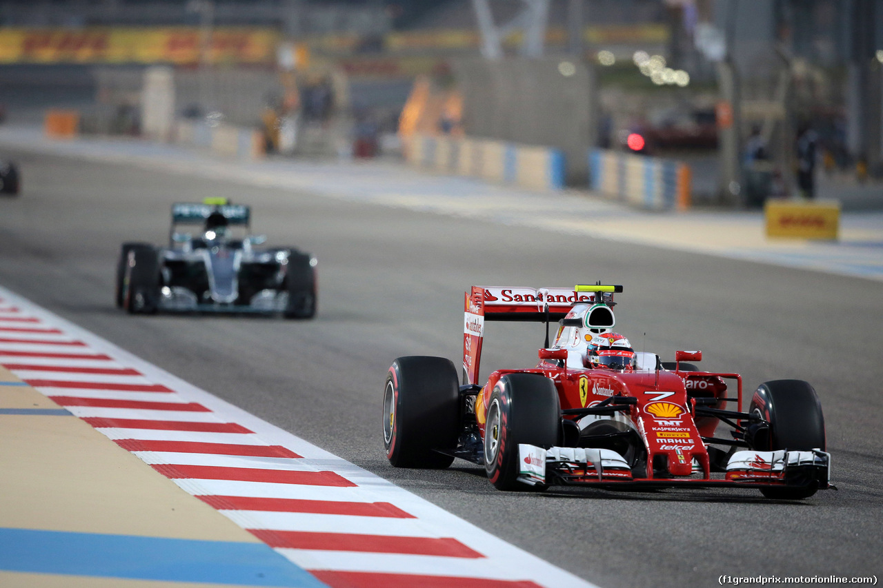 GP BAHRAIN, 02.04.2016 - Qualifiche, Kimi Raikkonen (FIN) Ferrari SF16-H davanti a Nico Rosberg (GER) Mercedes AMG F1 W07 Hybrid
