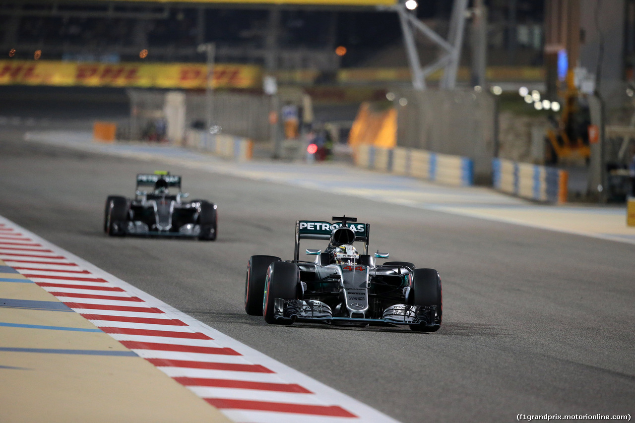 GP BAHRAIN, 02.04.2016 - Qualifiche, Lewis Hamilton (GBR) Mercedes AMG F1 W07 Hybrid davanti a Nico Rosberg (GER) Mercedes AMG F1 W07 Hybrid