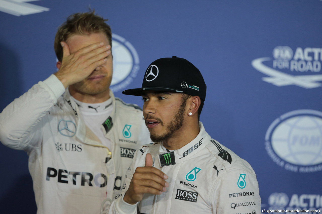 GP BAHRAIN, 02.04.2016 - Qualifiche, Lewis Hamilton (GBR) Mercedes AMG F1 W07 Hybrid pole position, secondo Nico Rosberg (GER) Mercedes AMG F1 W07 Hybrid