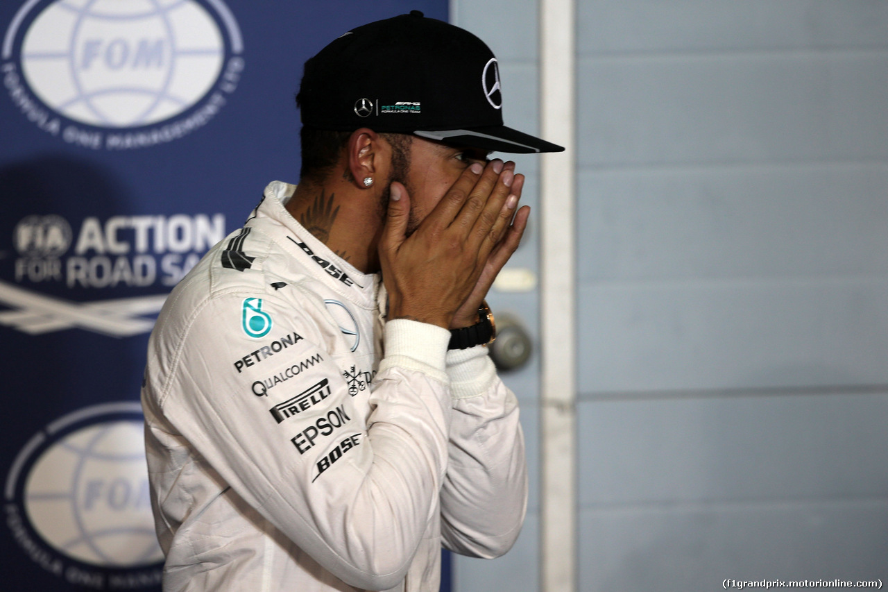 GP BAHRAIN, 02.04.2016 - Qualifiche, Lewis Hamilton (GBR) Mercedes AMG F1 W07 Hybrid pole position