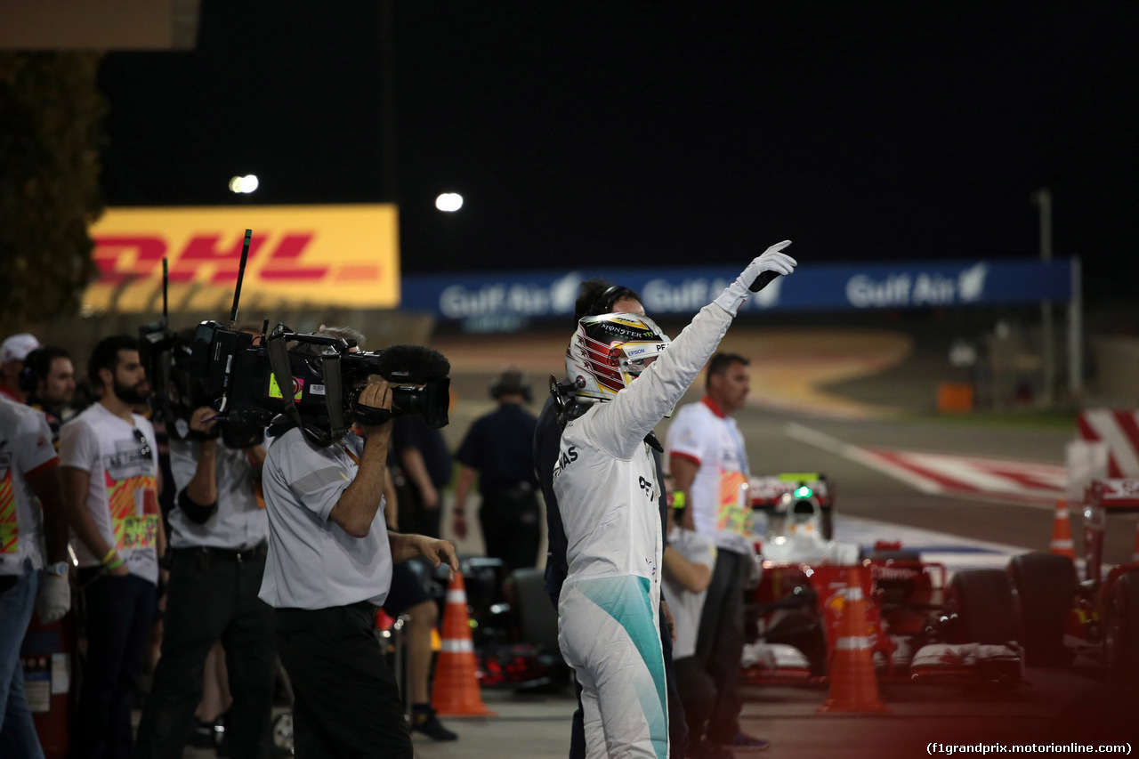 GP BAHRAIN, 02.04.2016 - Qualifiche, Lewis Hamilton (GBR) Mercedes AMG F1 W07 Hybrid pole position