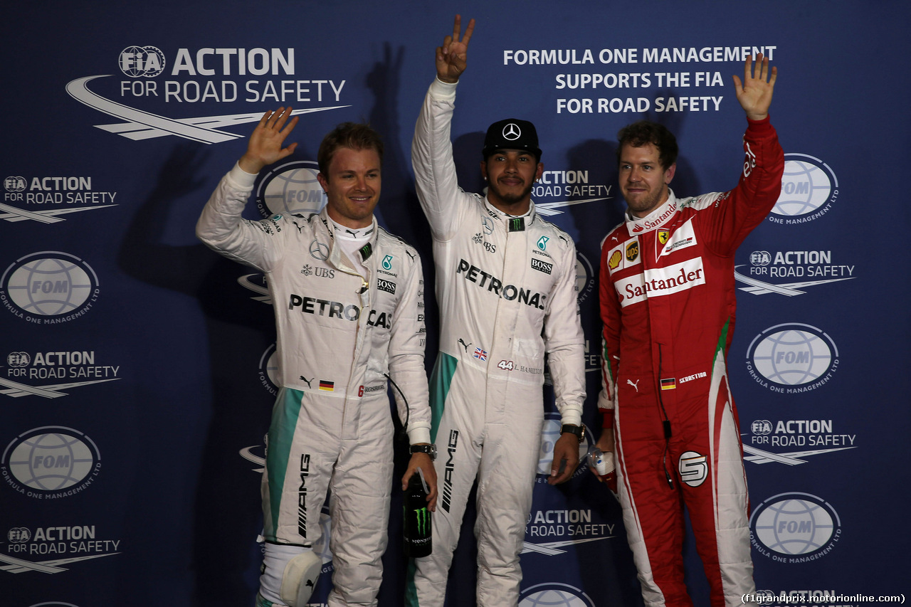 GP BAHRAIN, 02.04.2016 - Qualifiche, Lewis Hamilton (GBR) Mercedes AMG F1 W07 Hybrid pole position, secondo Nico Rosberg (GER) Mercedes AMG F1 W07 Hybrid AND terzo Sebastian Vettel (GER) Ferrari SF16-H