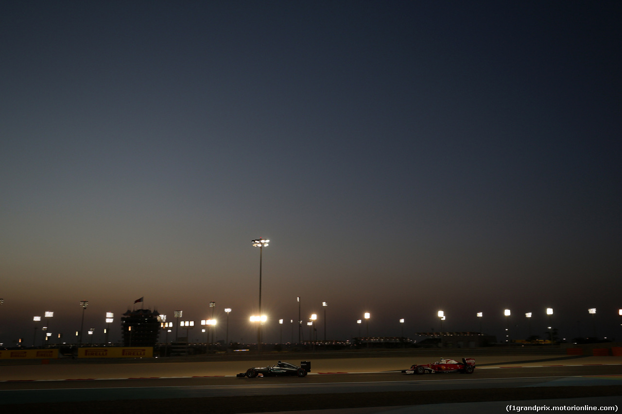 GP BAHRAIN, 02.04.2016 - Qualifiche, Lewis Hamilton (GBR) Mercedes AMG F1 W07 Hybrid e Kimi Raikkonen (FIN) Ferrari SF16-H