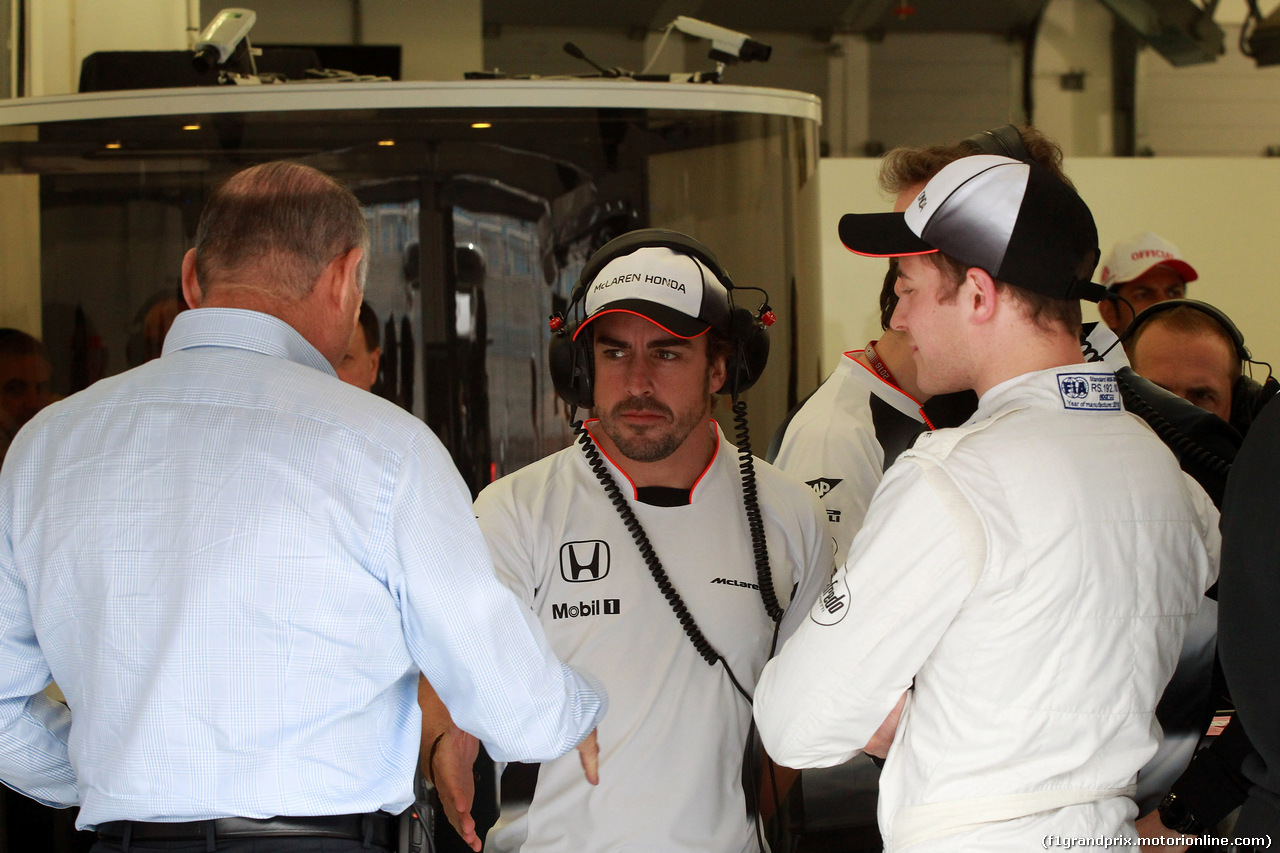 GP BAHRAIN, 01.04.2016 - Prove Libere 1, Fernando Alonso (ESP) McLaren Honda MP4-31 e Stoffel Vandoorne (BEL) McLaren Test e Reserve Driver