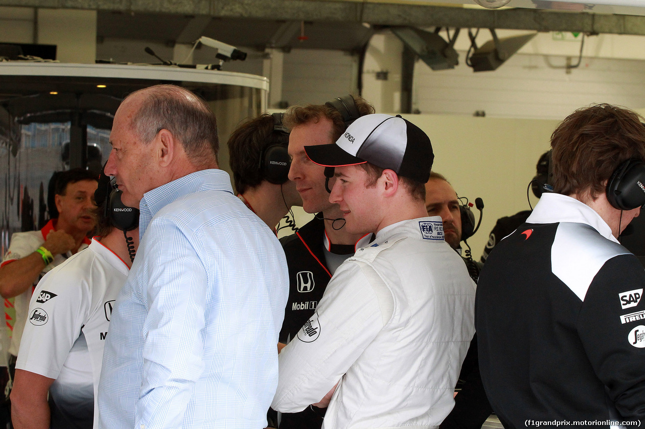 GP BAHRAIN, 01.04.2016 - Prove Libere 1, Ron Dennis (GBR) McLaren Executive Chairman e Stoffel Vandoorne (BEL) McLaren Test e Reserve Driver