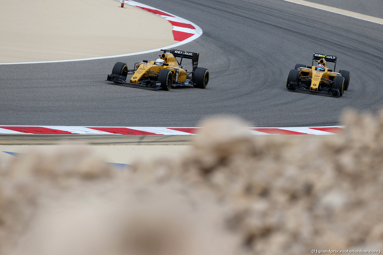 GP BAHRAIN, 01.04.2016 - Prove Libere 1, Kevin Magnussen (DEN) Renault Sport F1 Team RS16 e Jolyon Palmer (GBR) Renault Sport F1 Team RS16