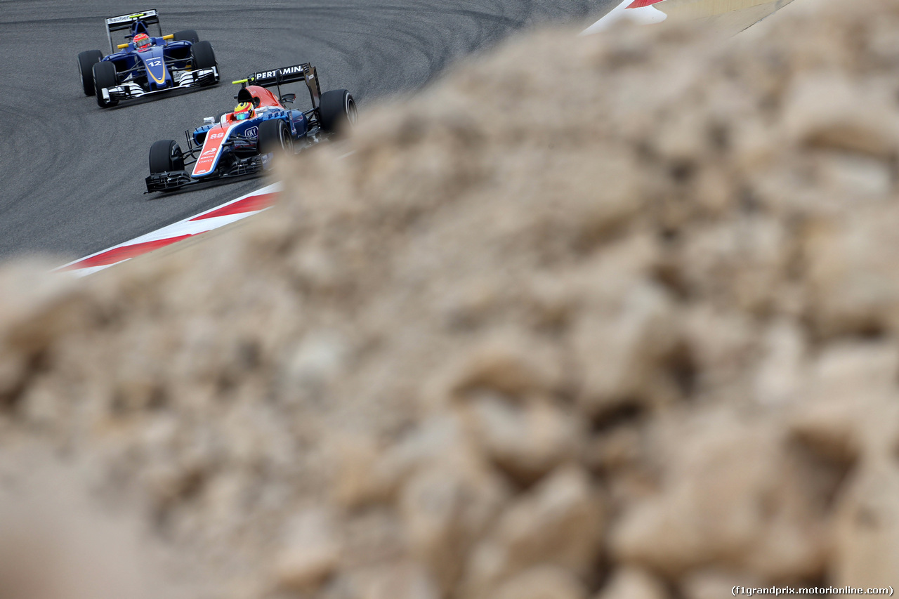 GP BAHRAIN, 01.04.2016 - Prove Libere 1, Felipe Nasr (BRA) Sauber C34 e Rio Haryanto (IND) Manor Racing MRT05
