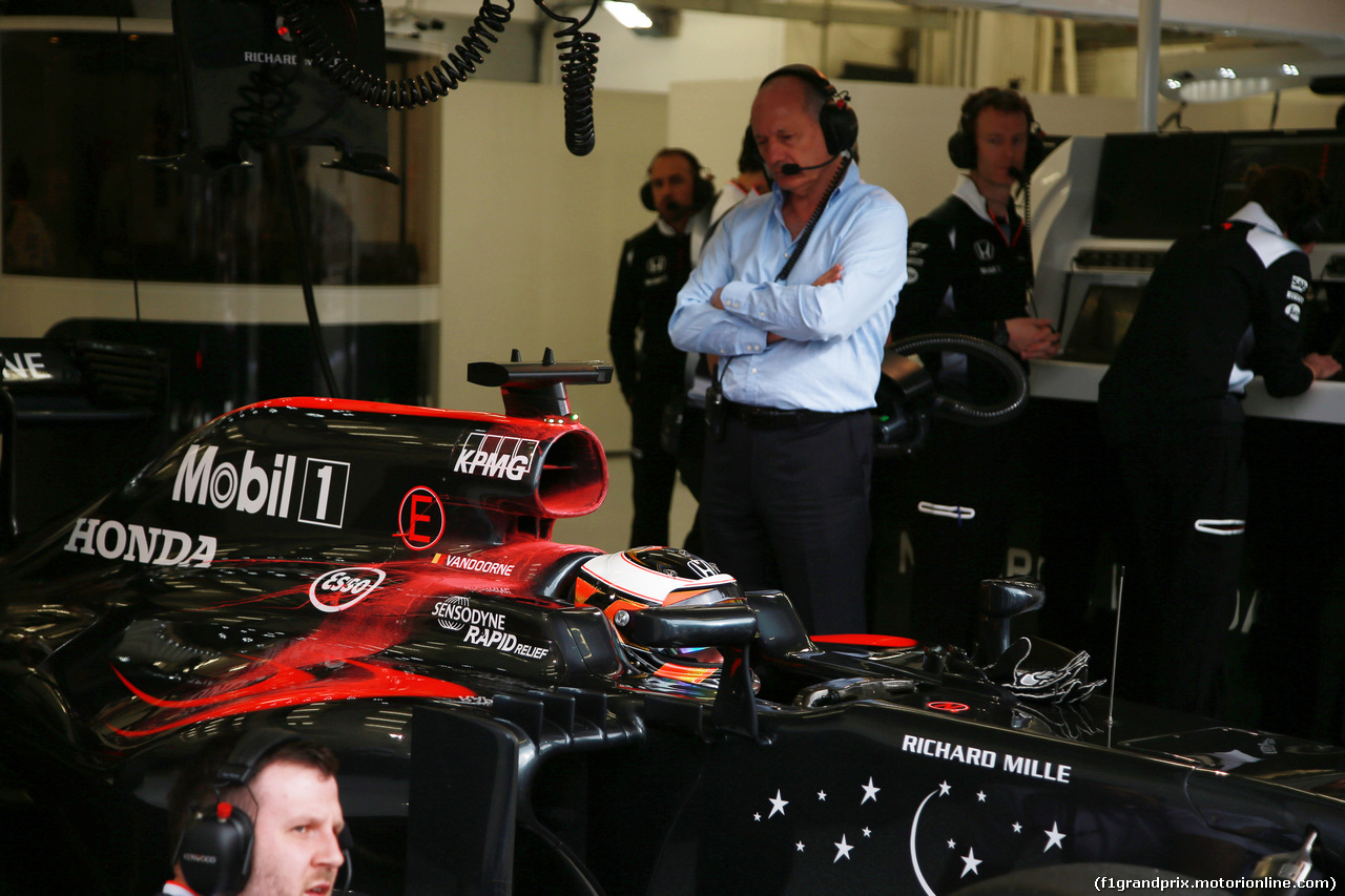 GP BAHRAIN, 01.04.2016 - Prove Libere 1, Ron Dennis (GBR) McLaren Executive Chairman e Stoffel Vandoorne (BEL) McLaren Test e Reserve Driver