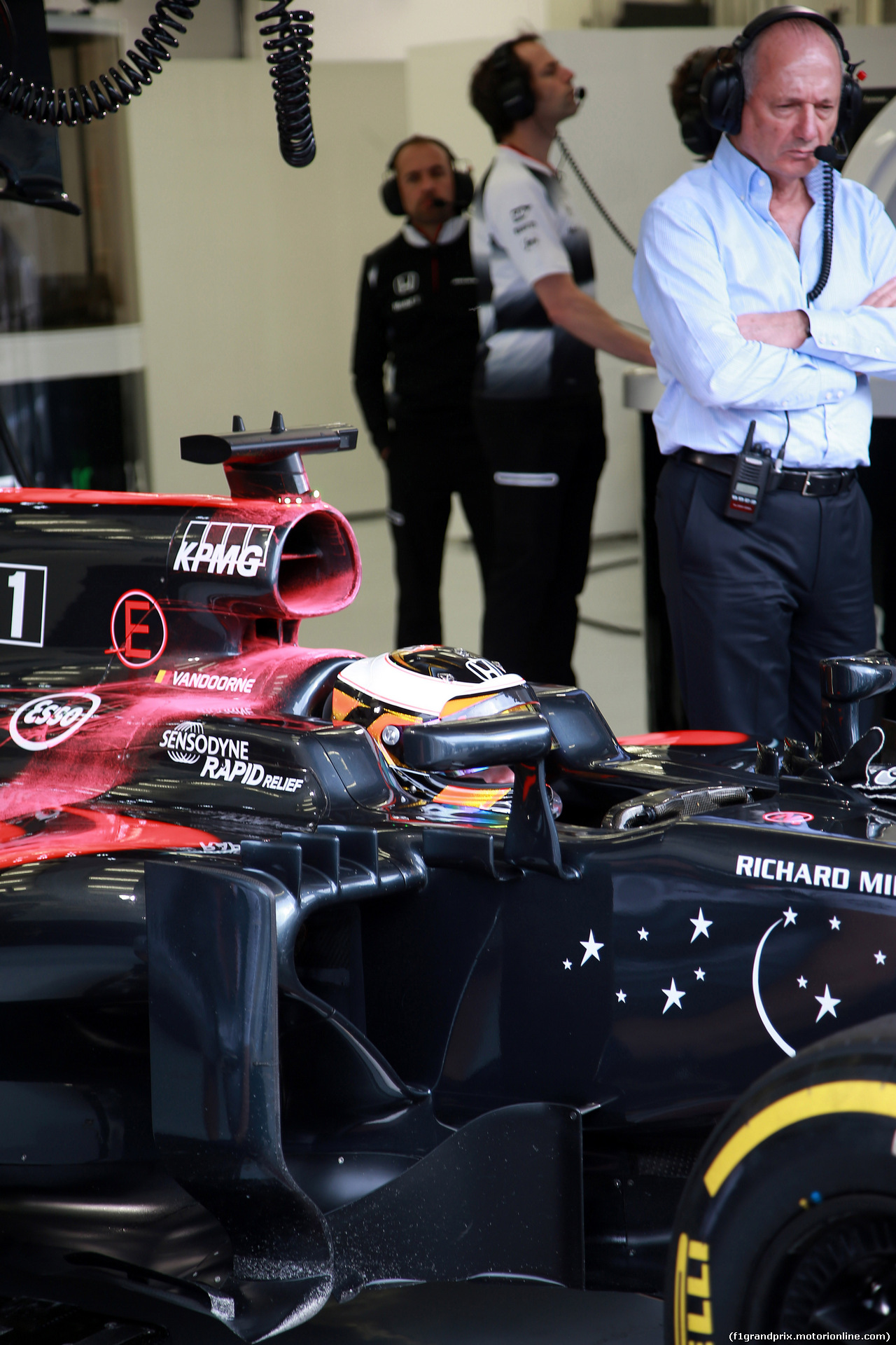 GP BAHRAIN, 01.04.2016 - Prove Libere 1, Stoffel Vandoorne (BEL) McLaren Test e Reserve Driver e Ron Dennis (GBR) McLaren Executive Chairman