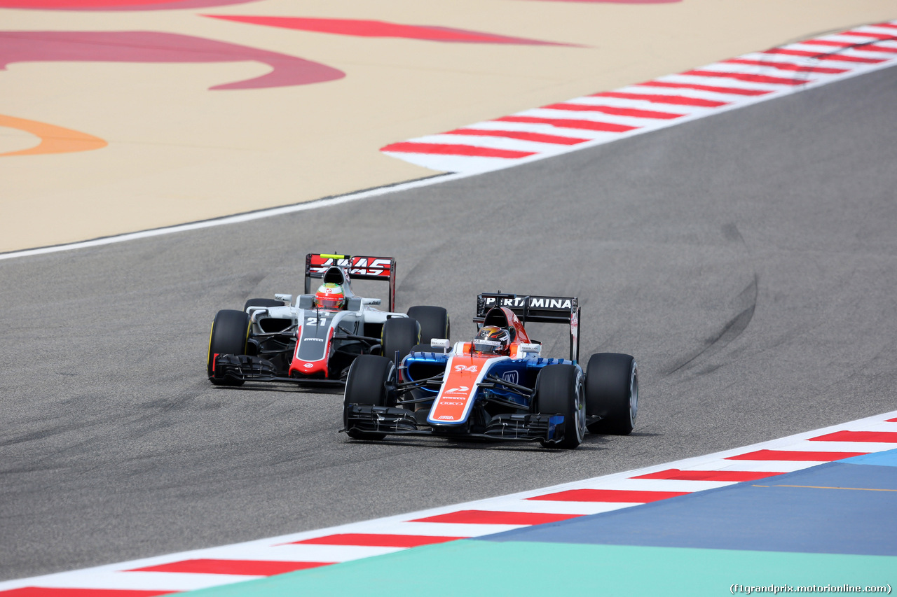 GP BAHRAIN, 01.04.2016 - Prove Libere 1, Esteban Gutierrez (MEX) Haas F1 Team VF-16 e Pascal Wehrlein (GER) Manor Racing MRT05