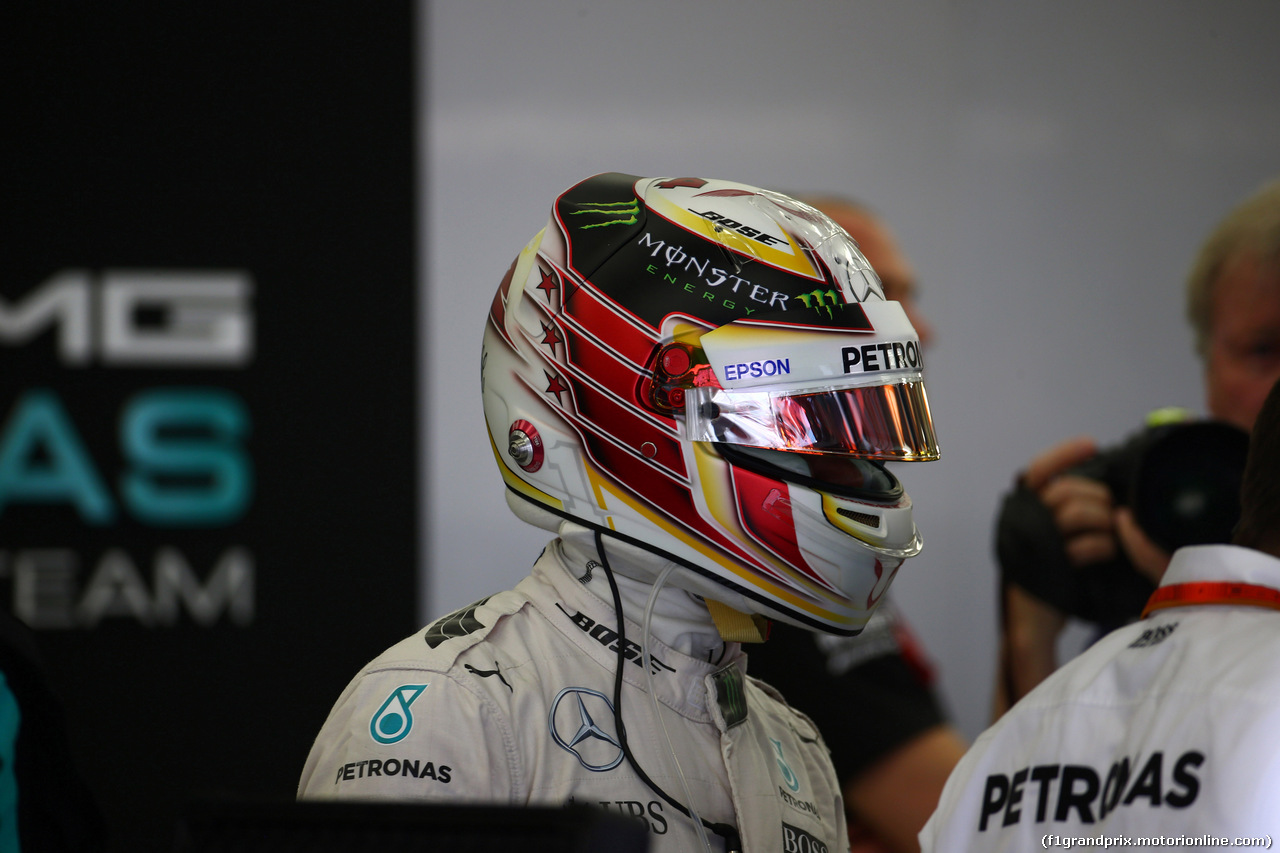 GP BAHRAIN, 01.04.2016 - Prove Libere 1, Lewis Hamilton (GBR) Mercedes AMG F1 W07 Hybrid