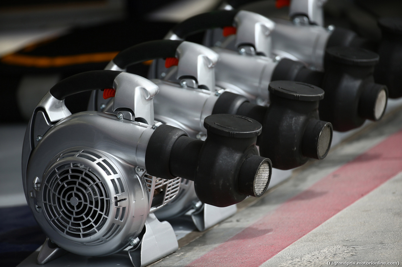 GP BAHRAIN, 01.04.2016 - Prove Libere 1, Mercedes AMG F1 W07 Hybrid fans