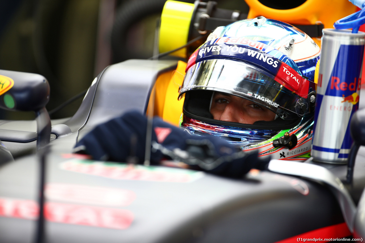 GP BAHRAIN, 01.04.2016 - Prove Libere 1, Daniel Ricciardo (AUS) Red Bull Racing RB12