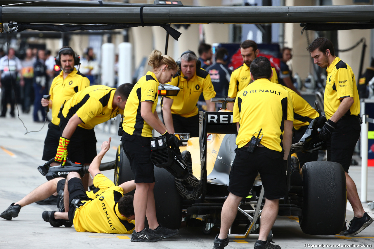 GP BAHRAIN, 01.04.2016 - Prove Libere 1, Mechanics Renault