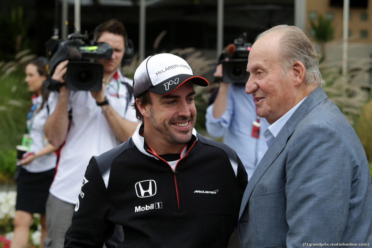 GP BAHRAIN, 01.04.2016 - Prove Libere 2, Fernando Alonso (ESP) McLaren Honda MP4-31 e Re Juan Carlos