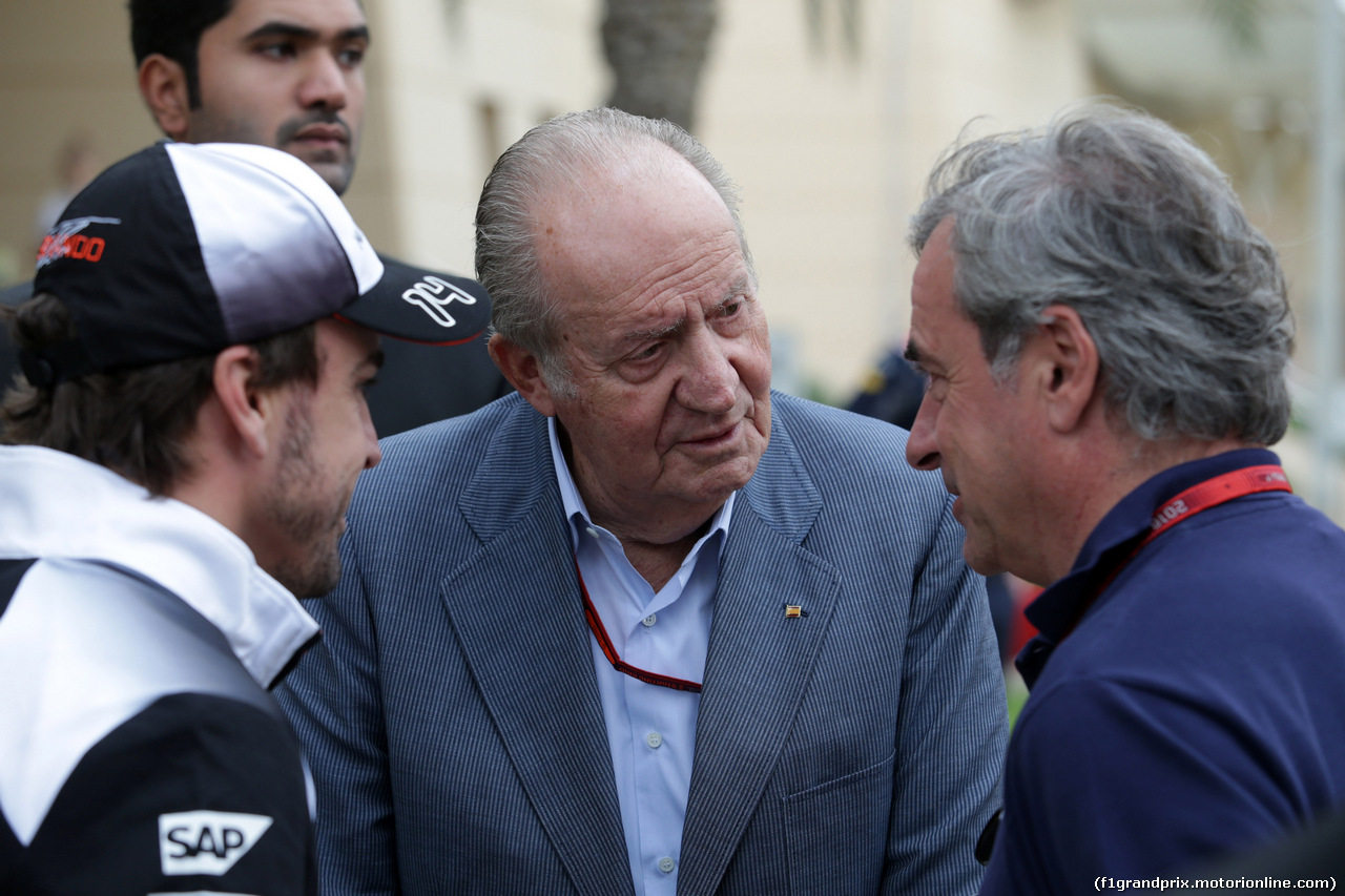 GP BAHRAIN, 01.04.2016 - Prove Libere 2, Fernando Alonso (ESP) McLaren Honda MP4-31, Re Juan Carlos e  Carlos Sainz (ESP) WRC Champion former