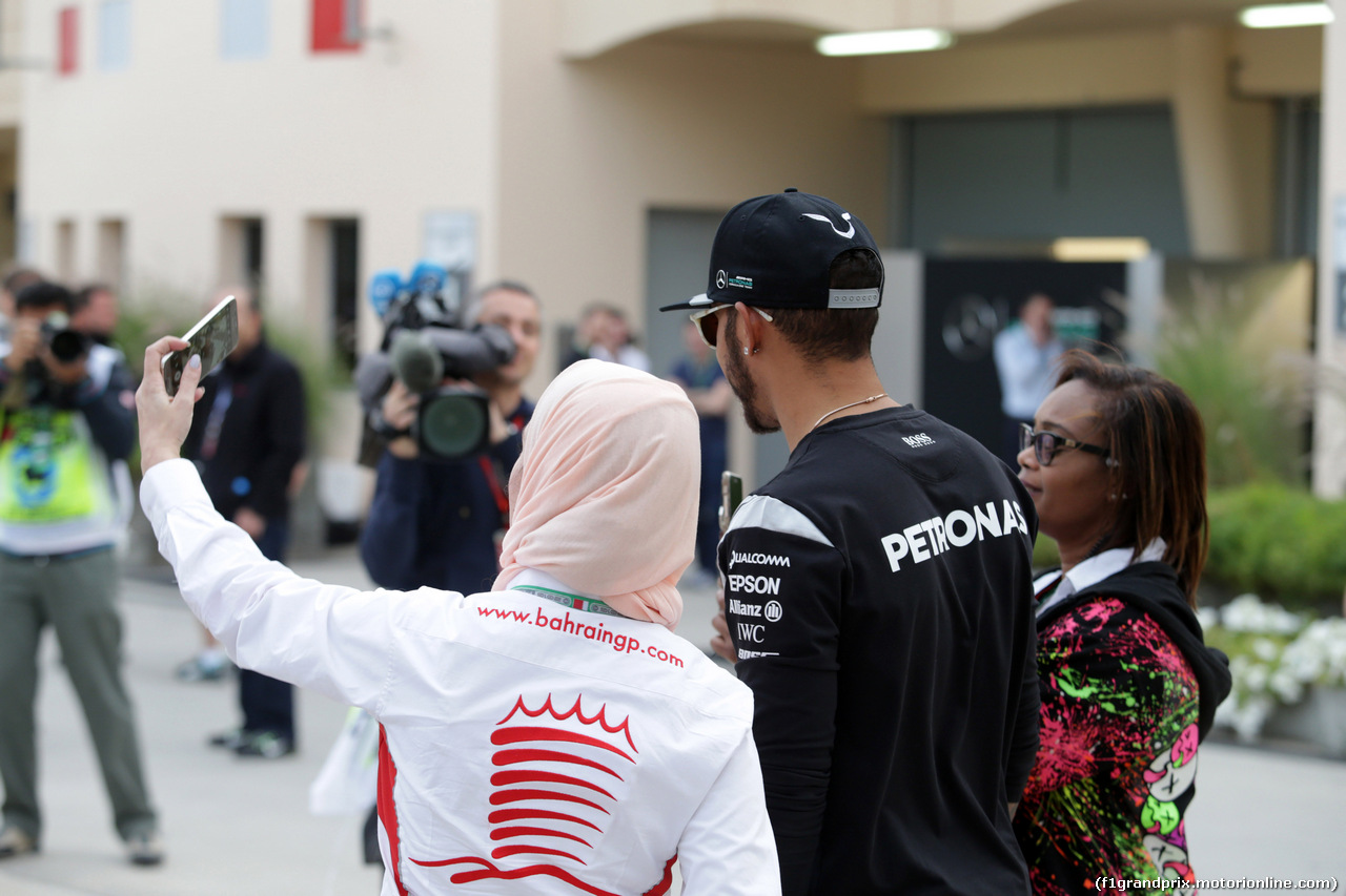 GP BAHRAIN, 01.04.2016 - Prove Libere 2, Lewis Hamilton (GBR) Mercedes AMG F1 W07 Hybrid
